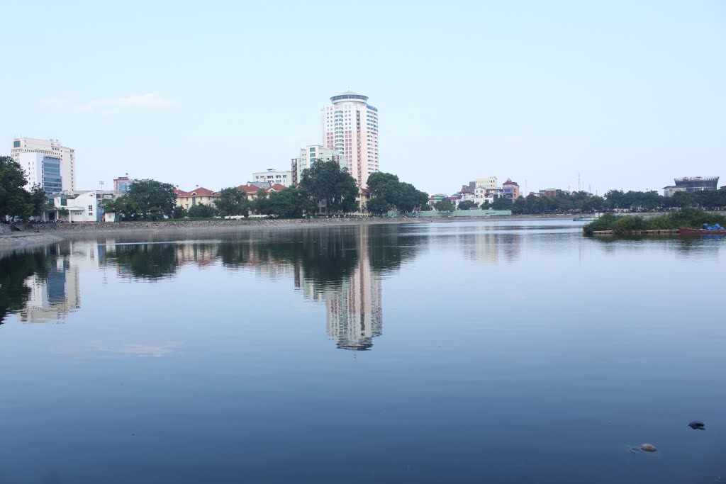 HÀ NỘI - Quanh hồ Thành Công by Đăng Định