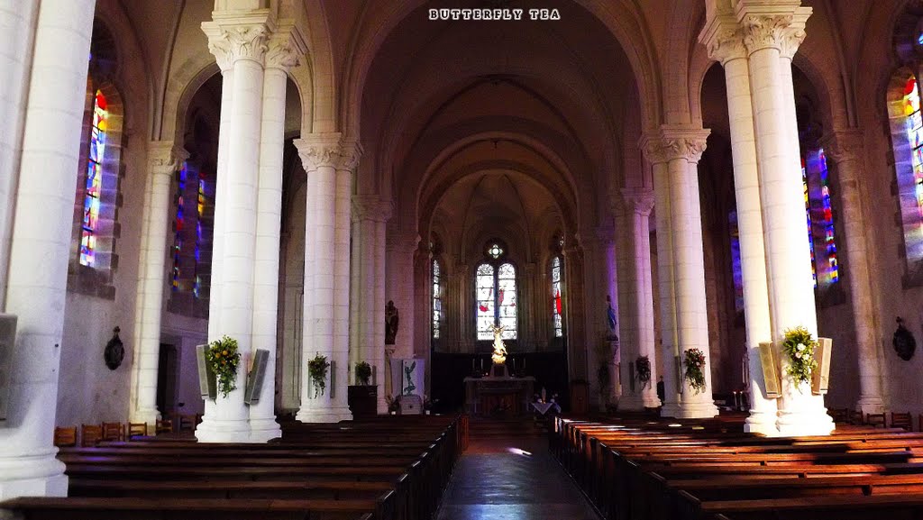 À l'intérieur de l'église by Butterfly_Tea81