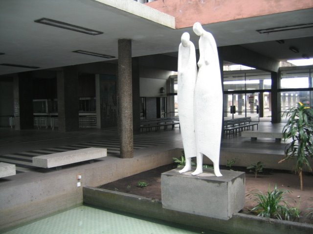 Sculpture in the Railway Station (Escultura no interior da Estação) by José Pires