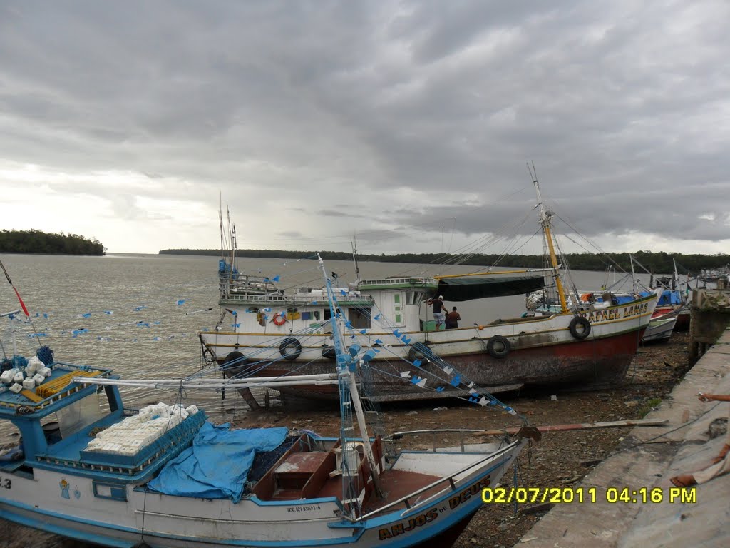 Vigia de Nazaré - Barcos de pesca na Orla. by Carlos Fernando Macedo