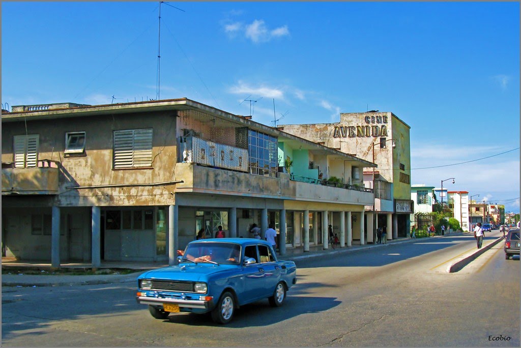 Moskvich in Havana by Ecobio