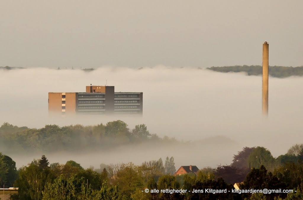 Haderslev Sygehus i morgentåge. by Jens Klitgaard