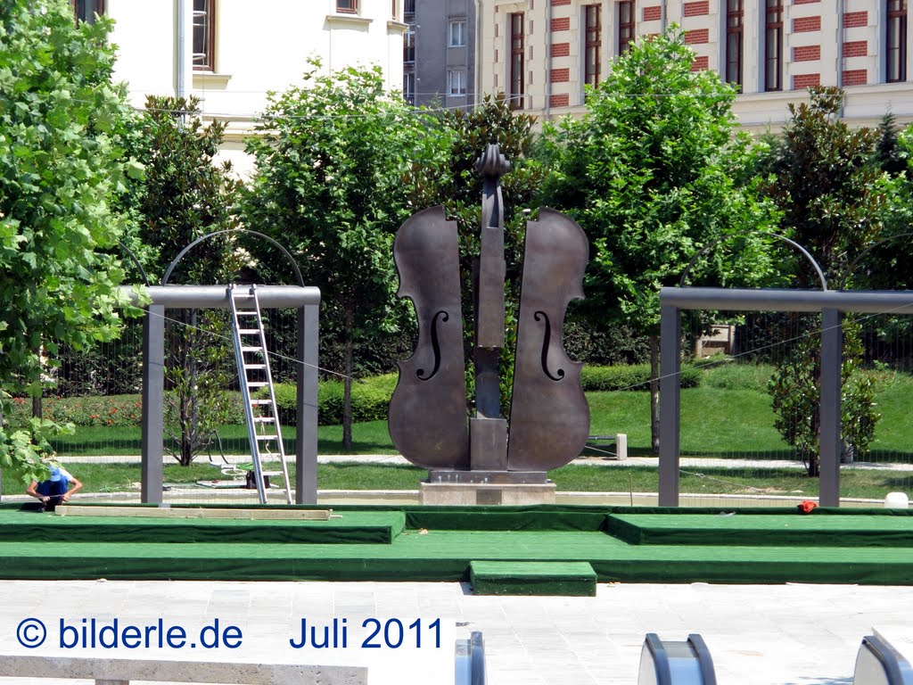 Rumänien: Bukarest, Musikinstrument by bilderle.de