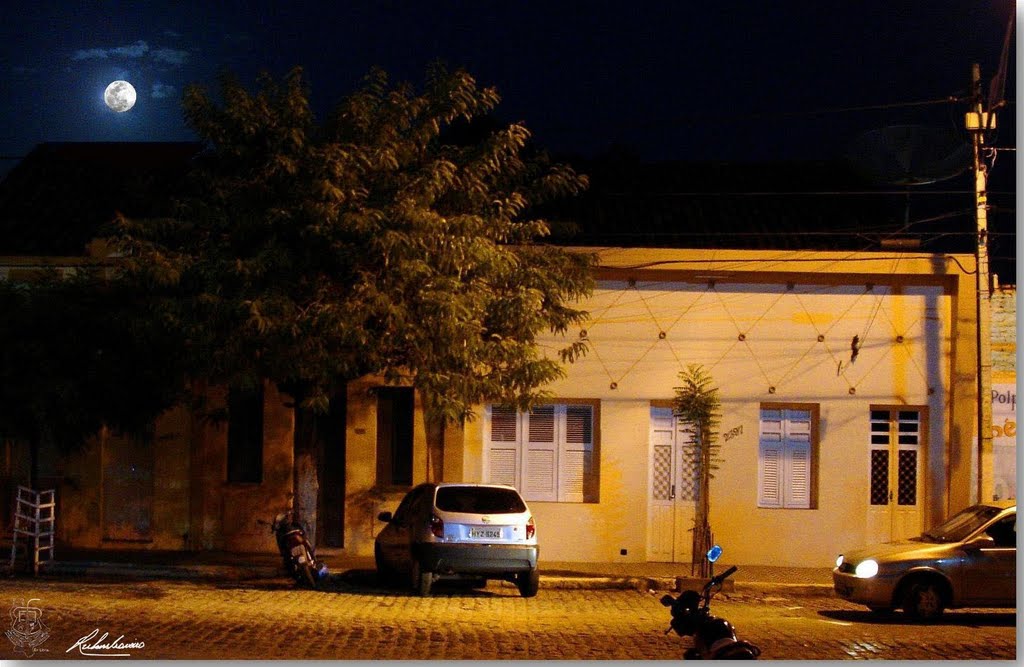 Casa na Rua Cônego Bessa em 2010, noite de lua cheia, Limoeiro by Rubens Craveiro