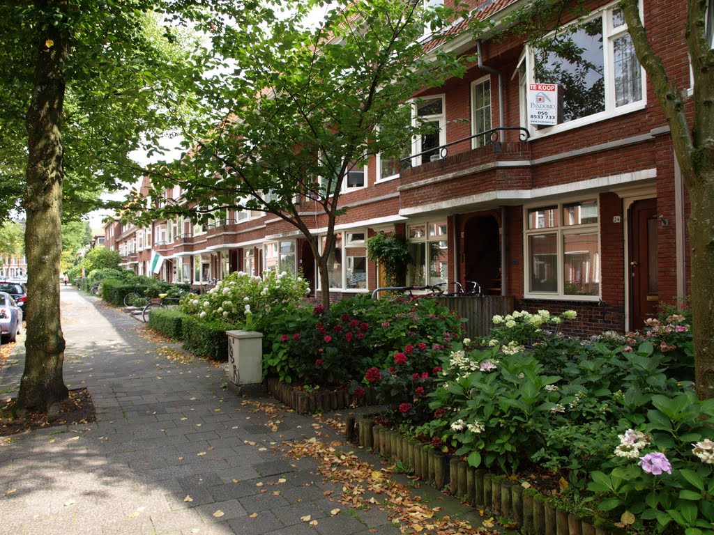 Woonblok Jan van Galenstraat 1-5 / van Heemskerckstraat 4-34 en Kortenaerstraat 2-6, van de architecten Laas van der Zee (1892-1962) en H.J. van Wissen (1910-2000). by Hans R van der Woude