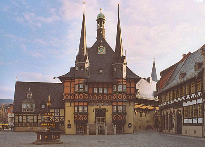 Wernigerode-Rathaus ohne Touris by Andreas B. Otte