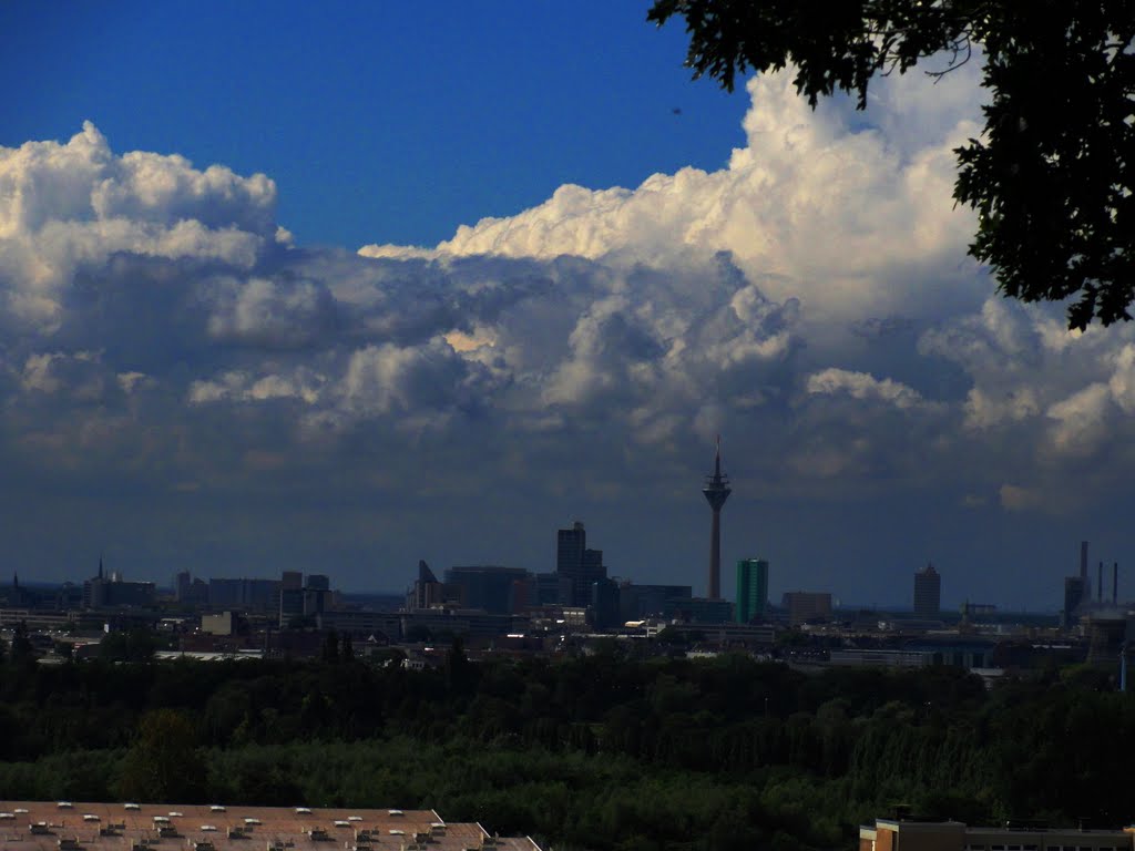 Düsseldorf vom besten Aussichtspunkt in Gerresheim by Willi Prinz