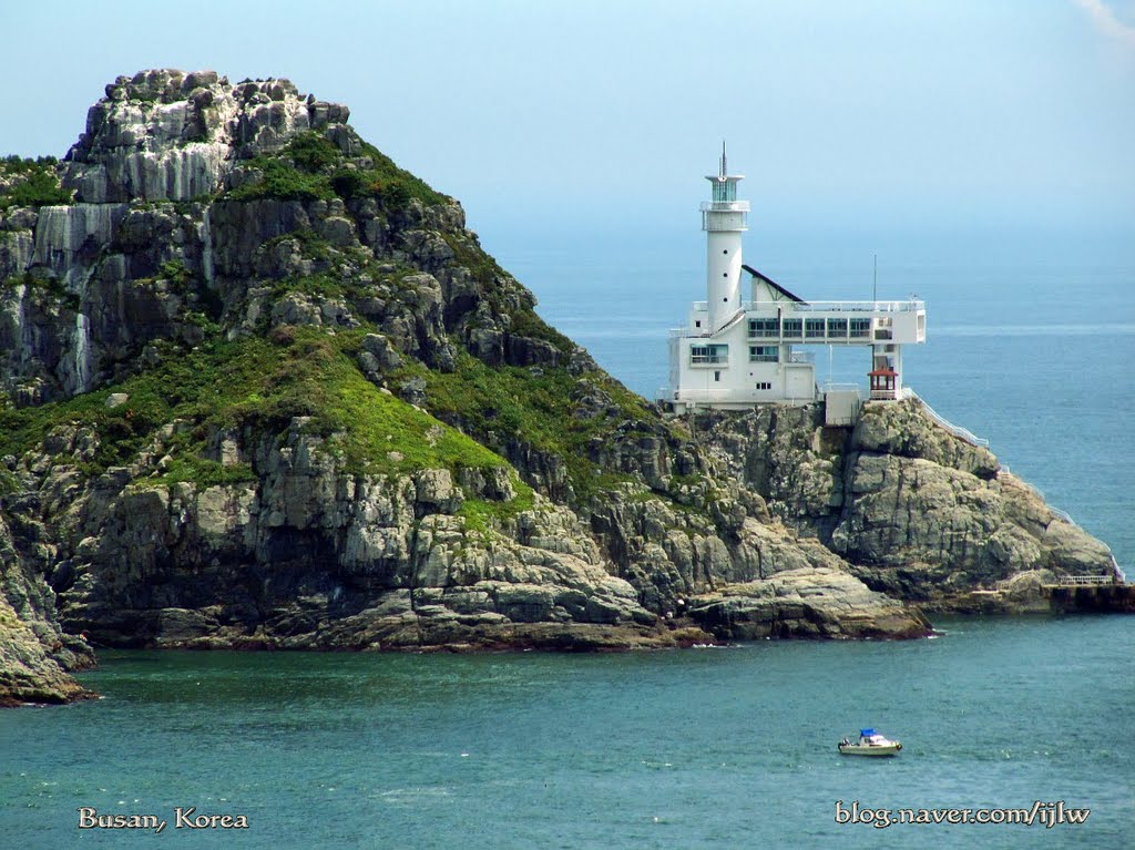 Lighthouse on Oryukdo island 오륙도등대 by Lee Iljoo