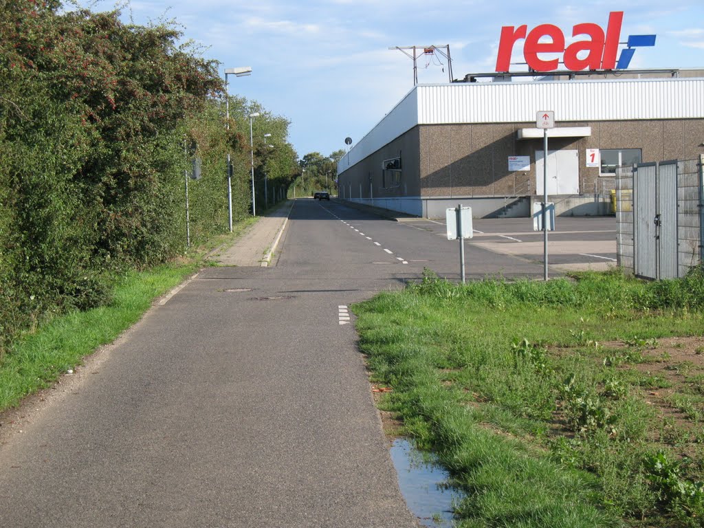 Radweg hinter Real-SB-Warenhaus Düren, 27. 08. 2011. by Michel Voss