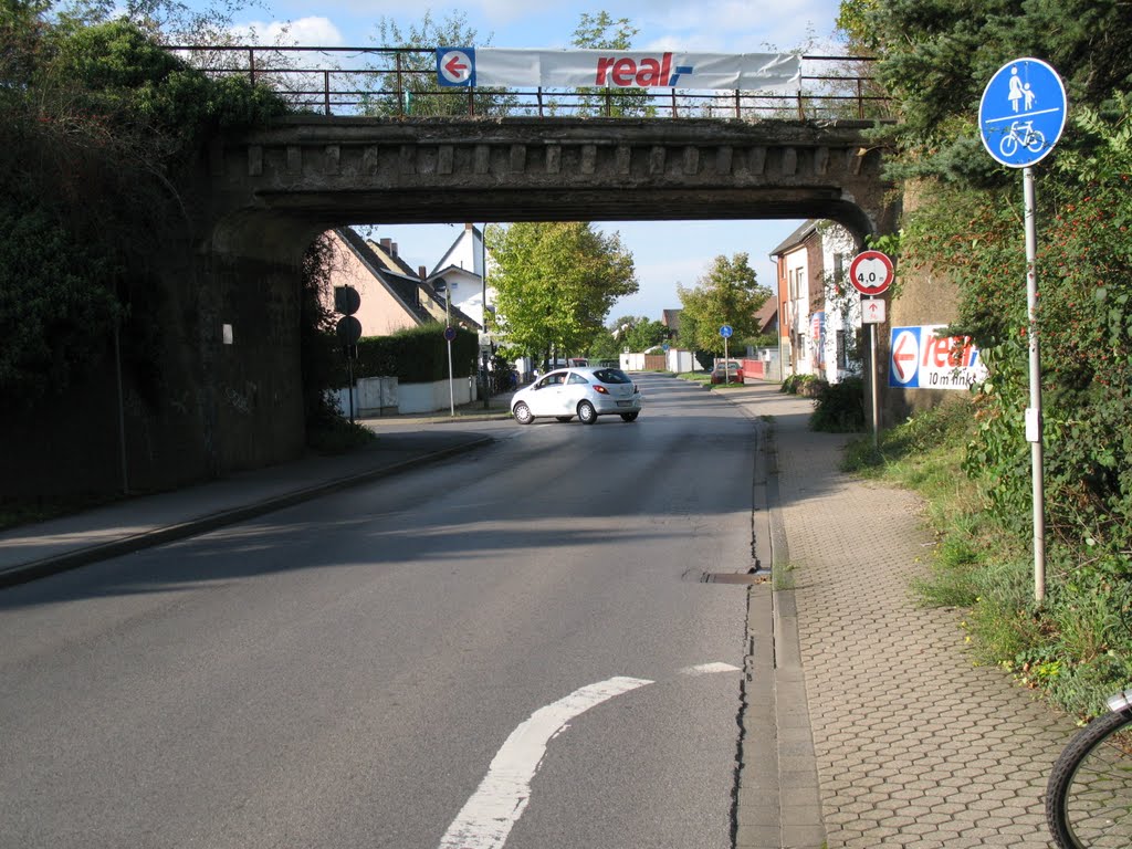 Ringbahnbrücke über den Arnoldsweilerweg, die auf OSM & Google-Maps nicht verzeichnet ist, 27. 08. 2011 by Michel Voss