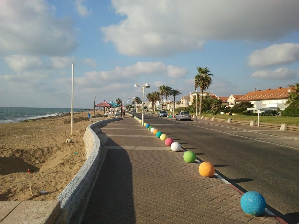 Nahariya promenade by Vlad Khalfin