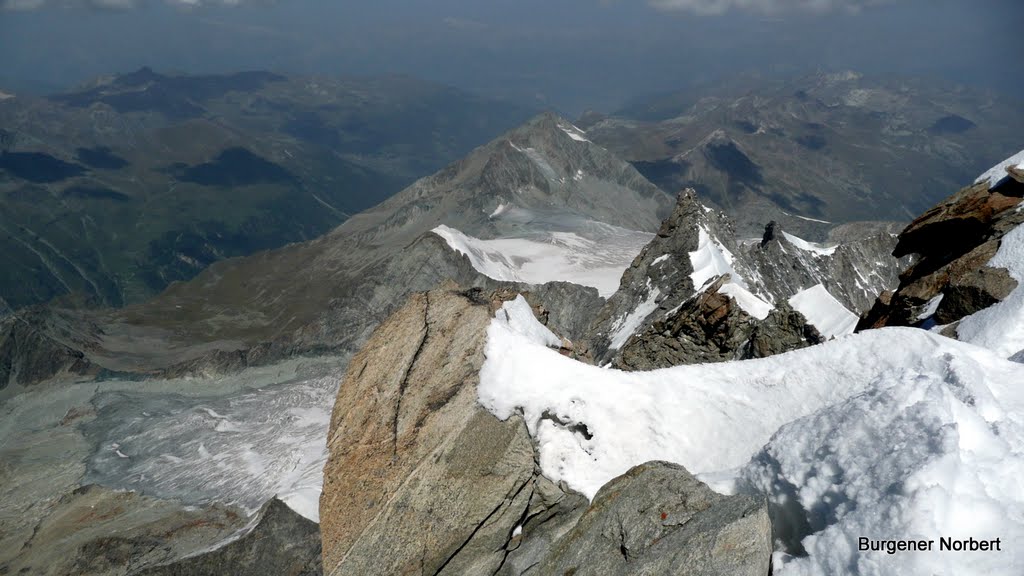 Auf dem Gipfel des Weisshorn 4505 müM. Blick nach Norden. by Burgener  Norbert