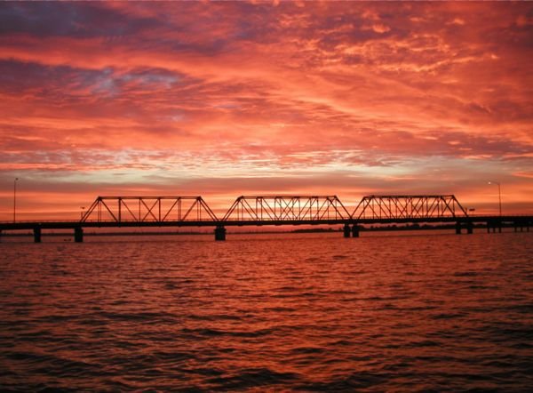 Yarrawonga bridge at sunrise. by ian stead