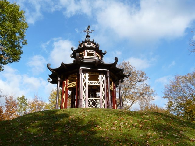 Schneckenberg mit  Chinesischen Pavillon. by Hartl