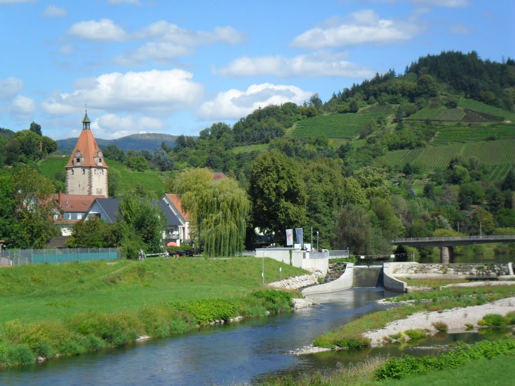 Gengenbach - Fluss Kinzig mit Blick zum Kinzigtorturm - by Sehnwirmal