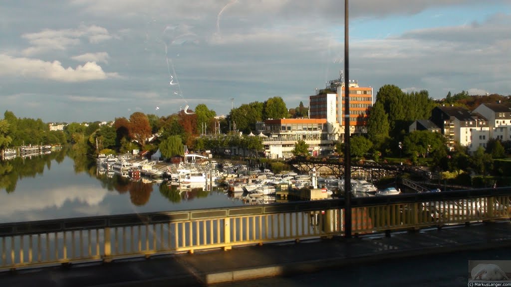 Blick auf eine Marina by mlong