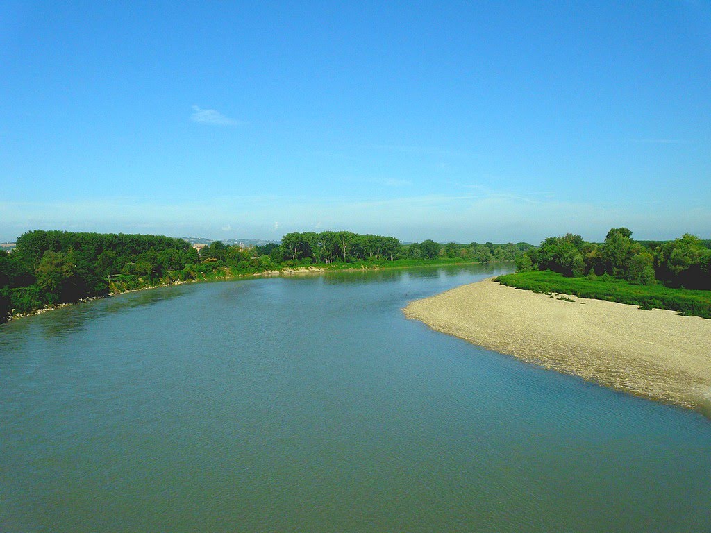 Italie, le fleuve Pô en Italie qui irrigue toute la plaine. by Roger-11