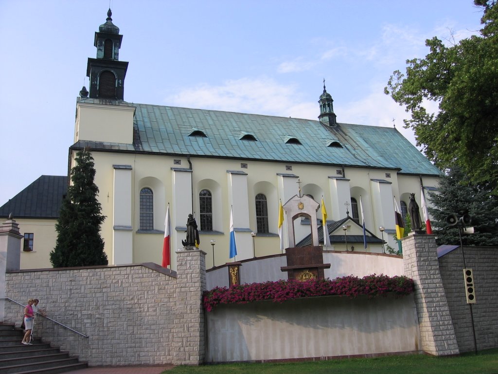 Sanktuarium Maryjne w Leśniowie by stjac