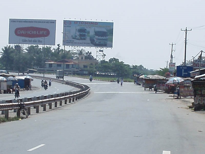 Ngã ba cầu Mỹ Thuận với đường vào bến phà cũ by Vietnam - Paracels