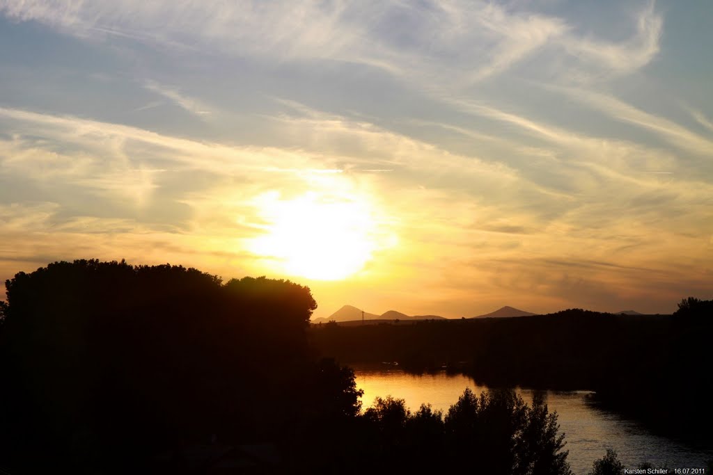 Sonnenuntergang an der Elbe bei Roudnice by Karsten Schiller