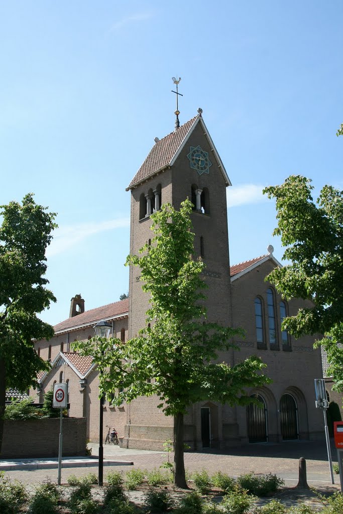 Klein-Zundert - Klein Zundertseweg: St. Willibrorduskerk by Scholte