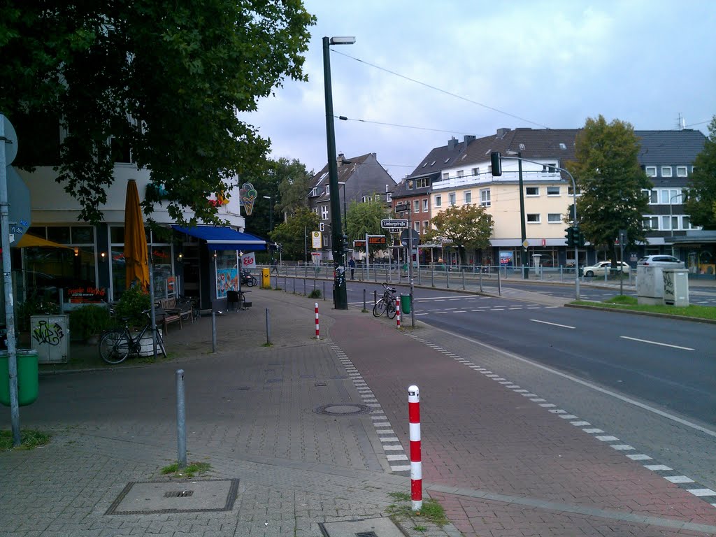 Am Staufenplatz in Düsseldorf-Grafenberg by Komplettservice