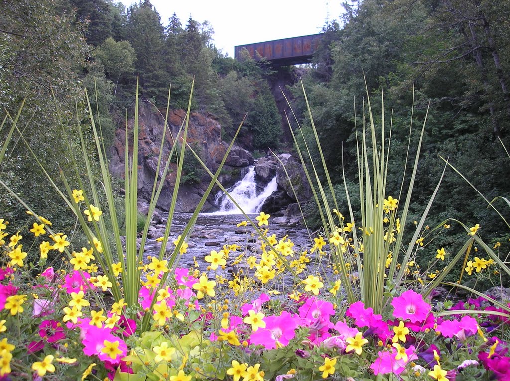 Une chute au Bic, Québec by Randy Jack RBDN