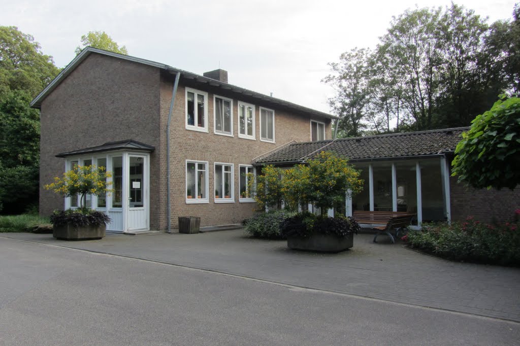 Pförtner, Verwaltung , Gerresheimer Waldfriedhof by Bernd Bruns