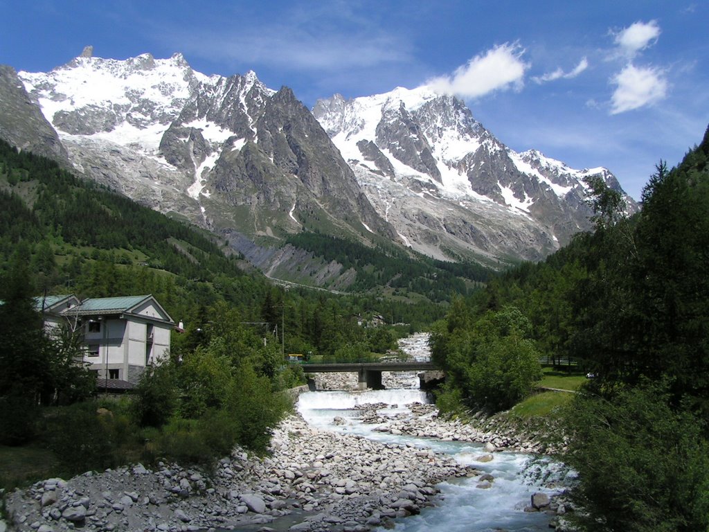 Uno dei rivoli d'acqua dalla grande montagna by giomodica