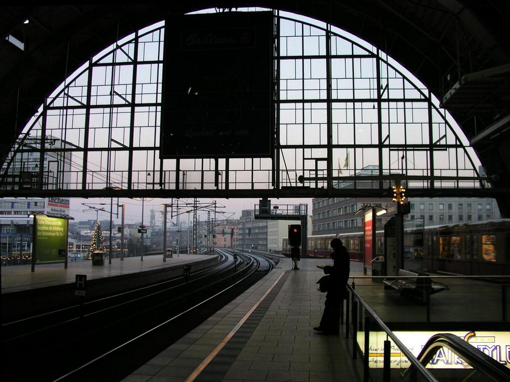 Bahnhof Alexanderplatz by Philipp Köhler