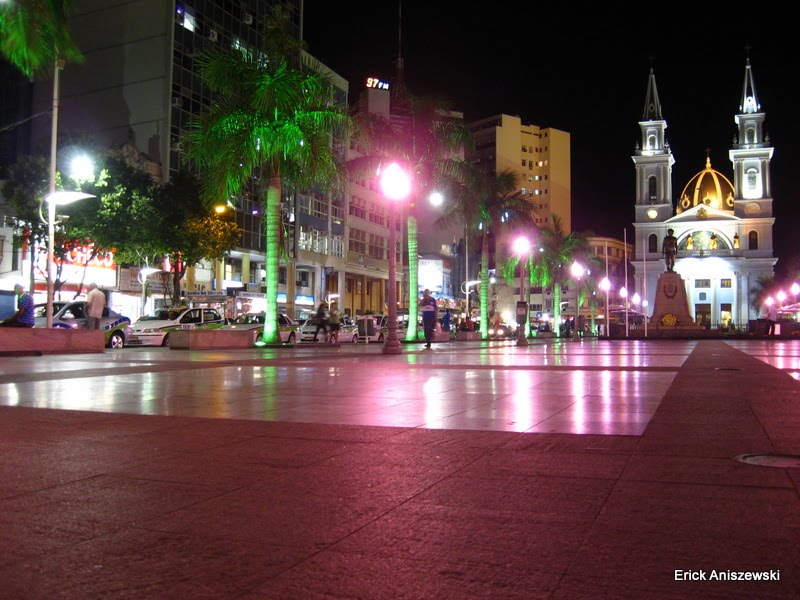 Iluminação noturna da Praça São Salvador by Erick Aniszewski