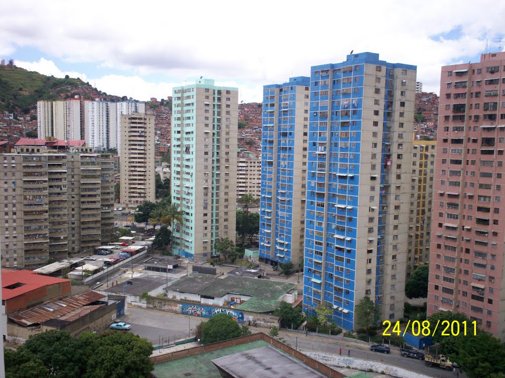 Vista de Residencias Don Pedro. El Valle Caracas by calfonzogaskin