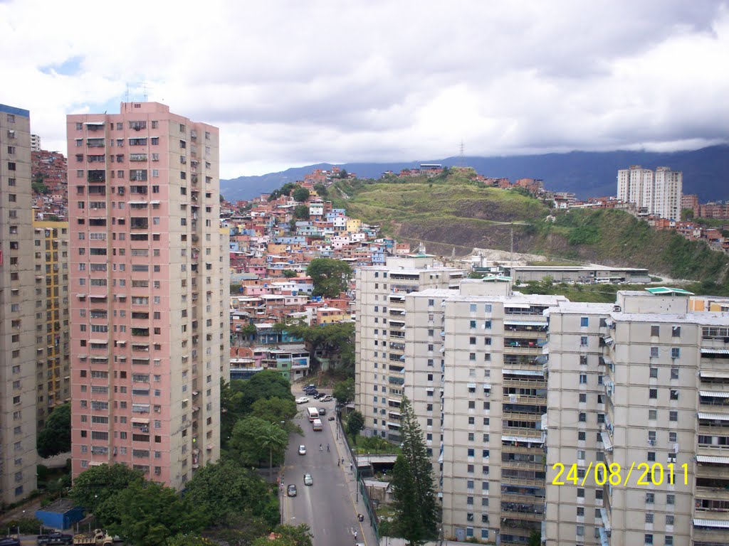 Vista de Residencias Don Pedro y Residencias Radio Valle. El Valle Caracas by calfonzogaskin