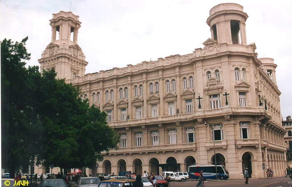 Edificio del Centro Asturiano by Jorge Alberto Vega