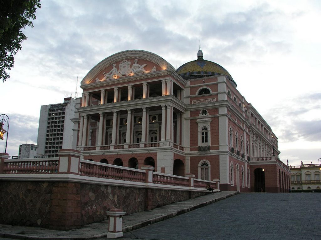 Teatro Amazonas ao anoitecer by Philipp Köhler