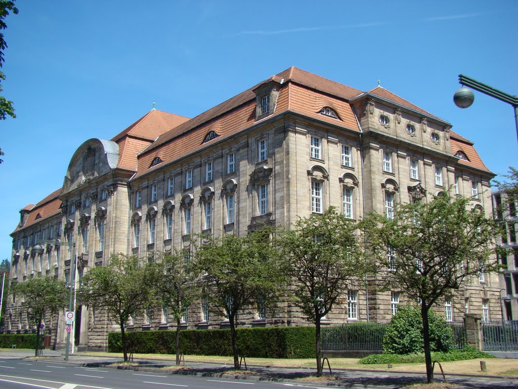 Düsseldorf (Oberlandesgericht Düsseldorf,erbaut: 1907 bis 1910 ) Cecilienallee. Juni 2011 by DortmundWestfalica