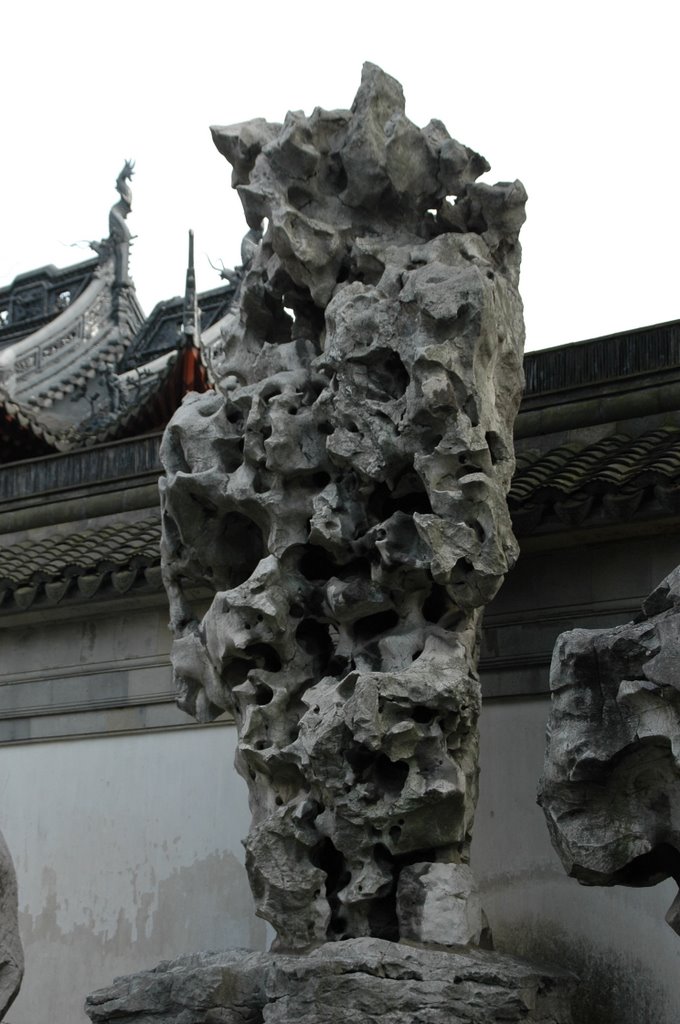 豫園ー玉玲瓏 A famous stone at Yuyuan by M.TAKEHARA