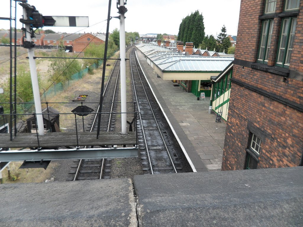 Signals and station platform at the Great Central Railway Station. by Bobsky.