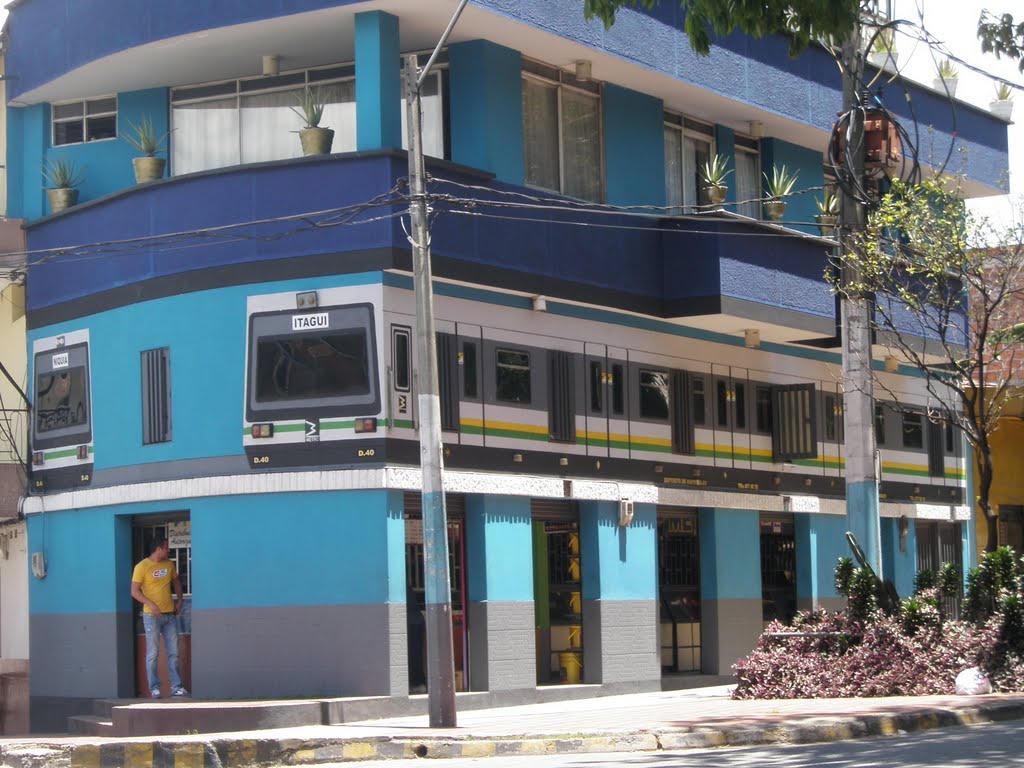 Metro de Medellín pintado como fachada en Itagüí by Juan C Mejia