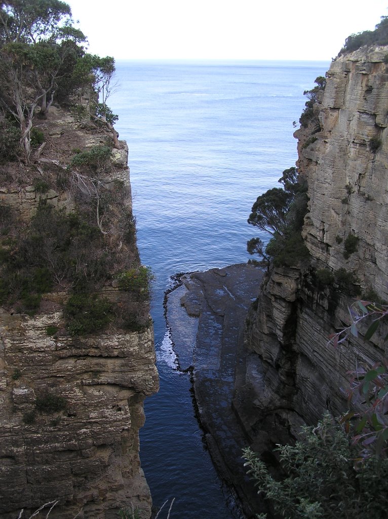 Devils Kitchen, Eaglehawk Neck by Peter & Shelly