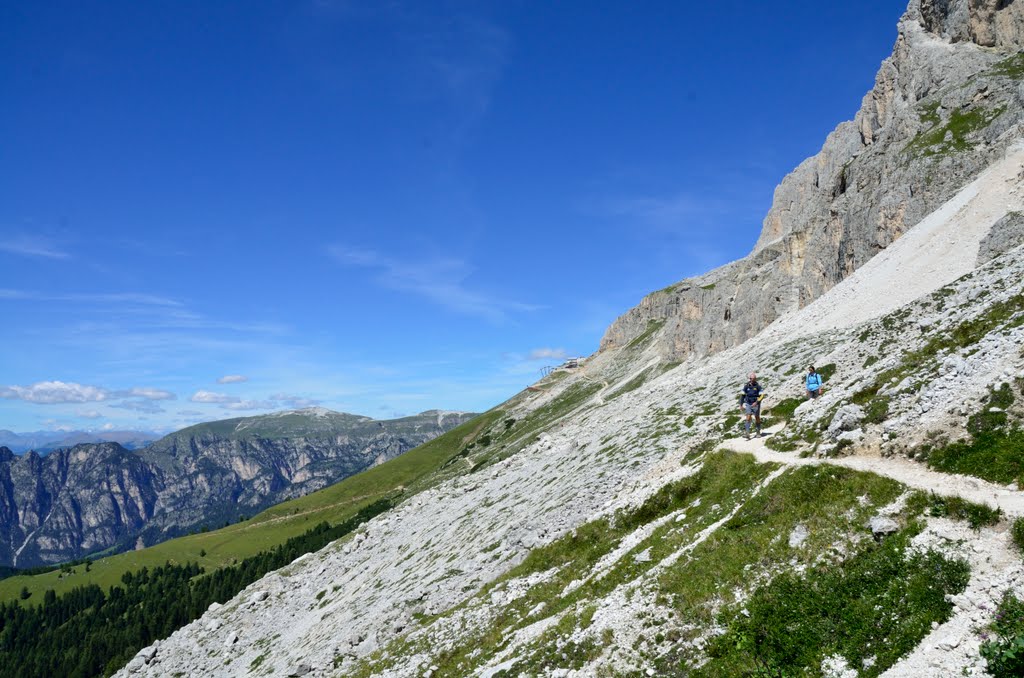 Verso il rifugio "Coronelle". -Pendici del Catinaccio/Rosengarten by Carlo Soccal -MI-