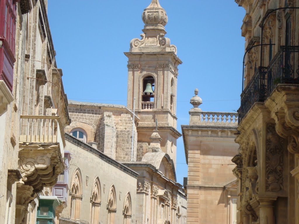 Vista del campanariode la Iglesia de Mdina by AnaMariaOss