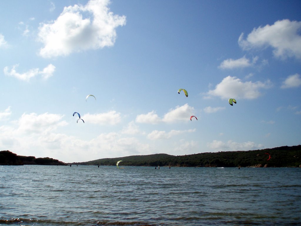 Cours de Kite-surf dans le golfe de Ventilègne, Corse by Claire-Lise Durieux