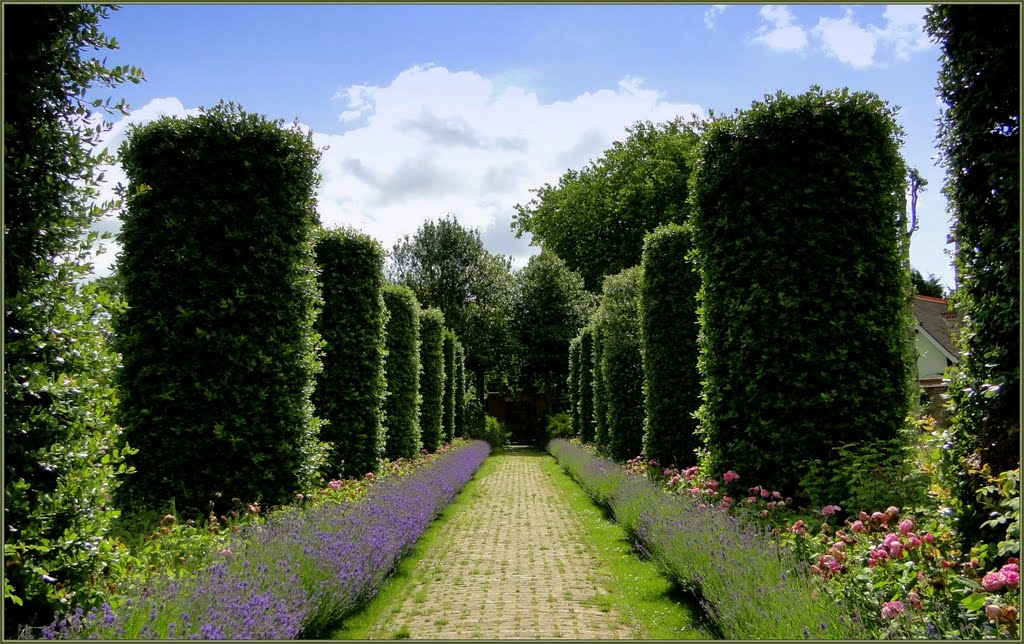 Into the 'Secret Gardens' from Jekyll & Lutyens, Sandwich, Kent England by Chris10 ©