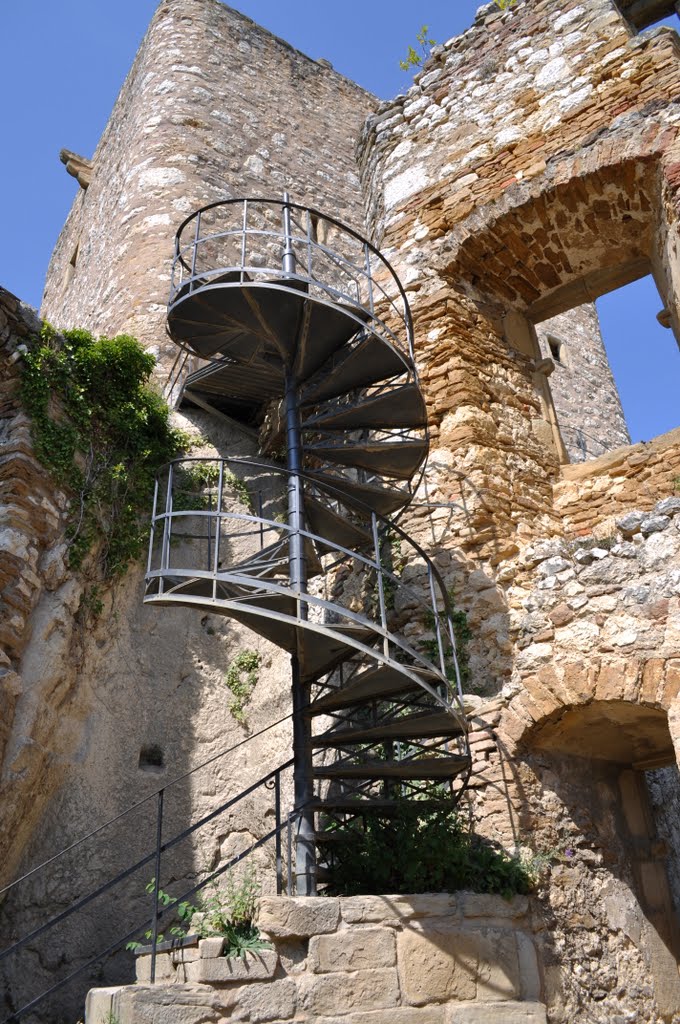 Wandelnd die Wendeltreppe empor by m.n.z.