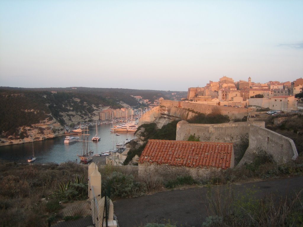 Bonifacio - vue sur la vieille ville by Jeremy Bourgouin