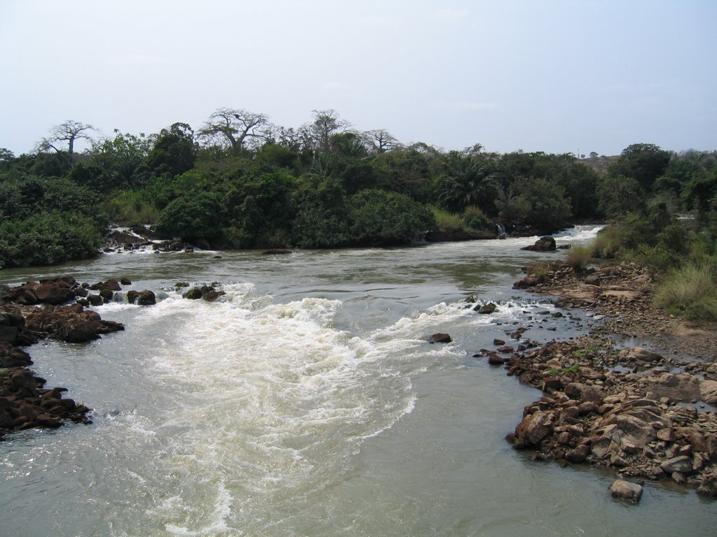 Upstream from bridge over River Keve (A montante a partir da ponte sobre o rio Keve) by José Pires