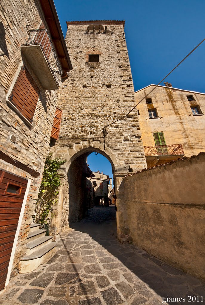 Varzi, Torre di Porta Sottana (Agosto 2011) by GiamesPhoto (Giacomo A. Turco)