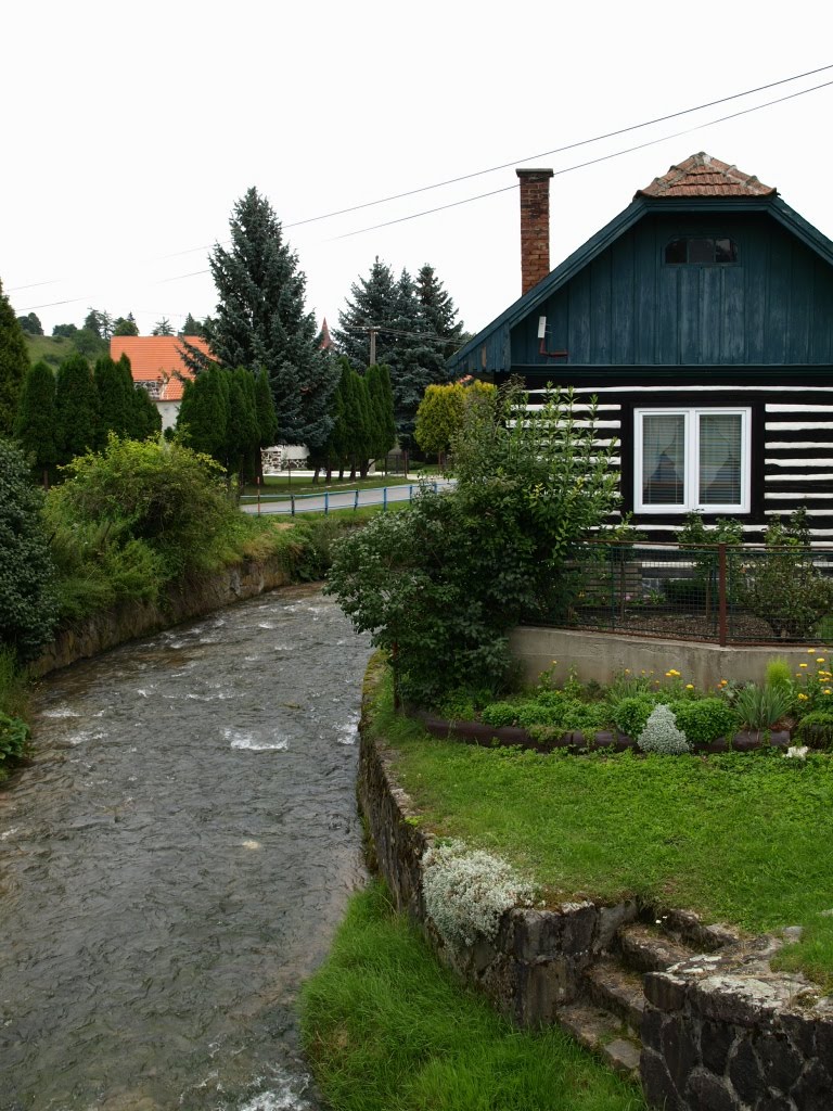 Obec Valča - chalúpka pri potoku by < JOKO >