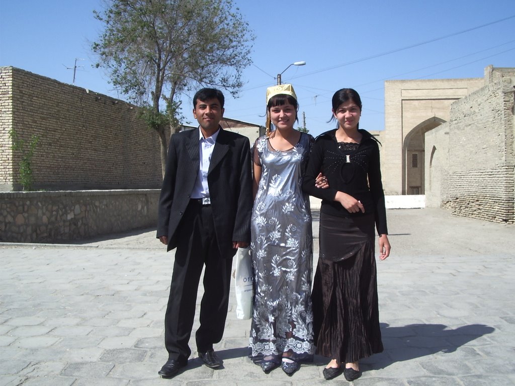 Uzbekistan - Bukhara : New bride in rich clothes by © SisAnnick